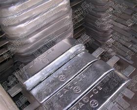 阴极保护装置通常采用什么材料？为什么？
