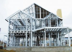 利用型钢（型钢裸露）作为防雷引下线，如果建筑物落雷时，雷电流会不会对周围的设备或人反击造成伤害，该如何避免？